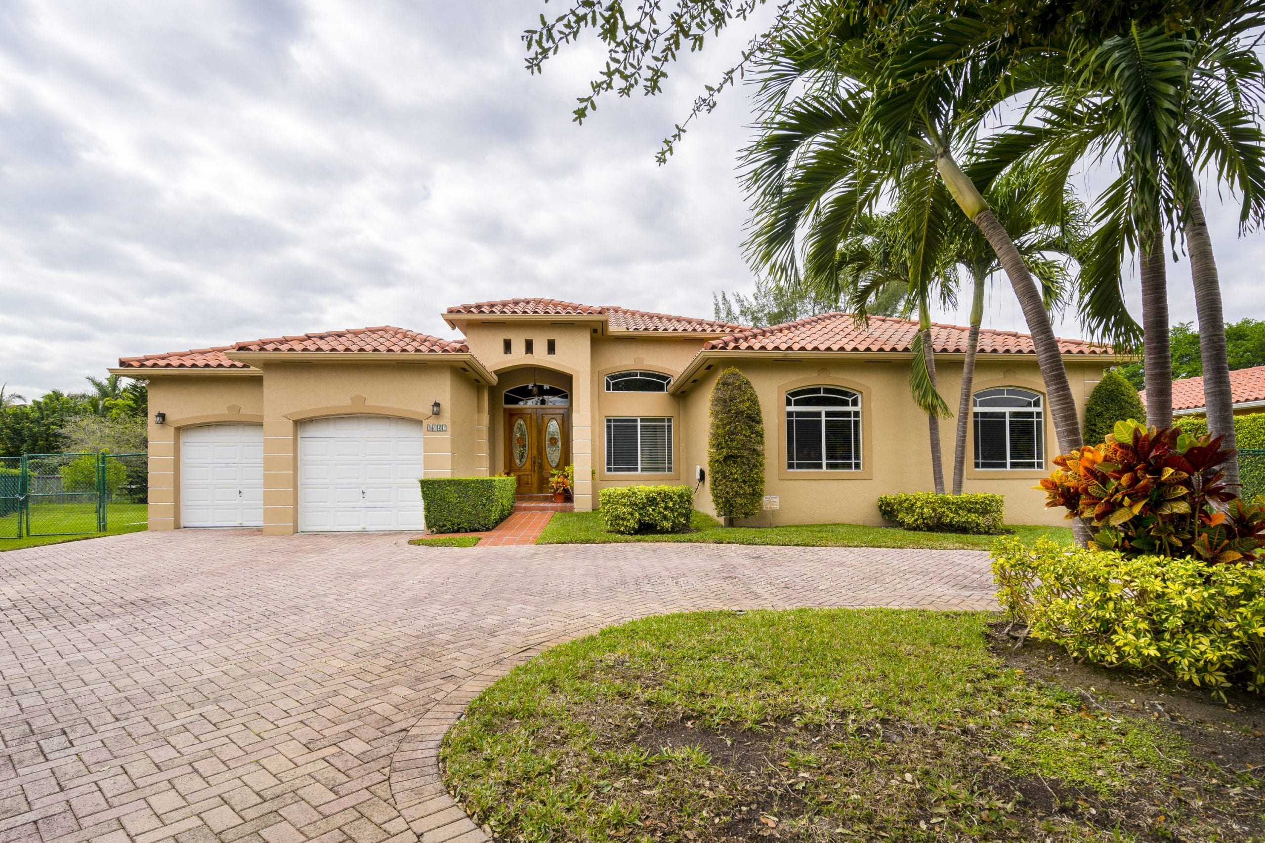 SPRAWLING HOME IN THE DESIRABLE MILLER LANDINGS Sea Grove Realty