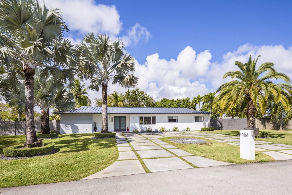 Completely Renovated 4 Bedroom Oasis Centrally Located Near the Falls