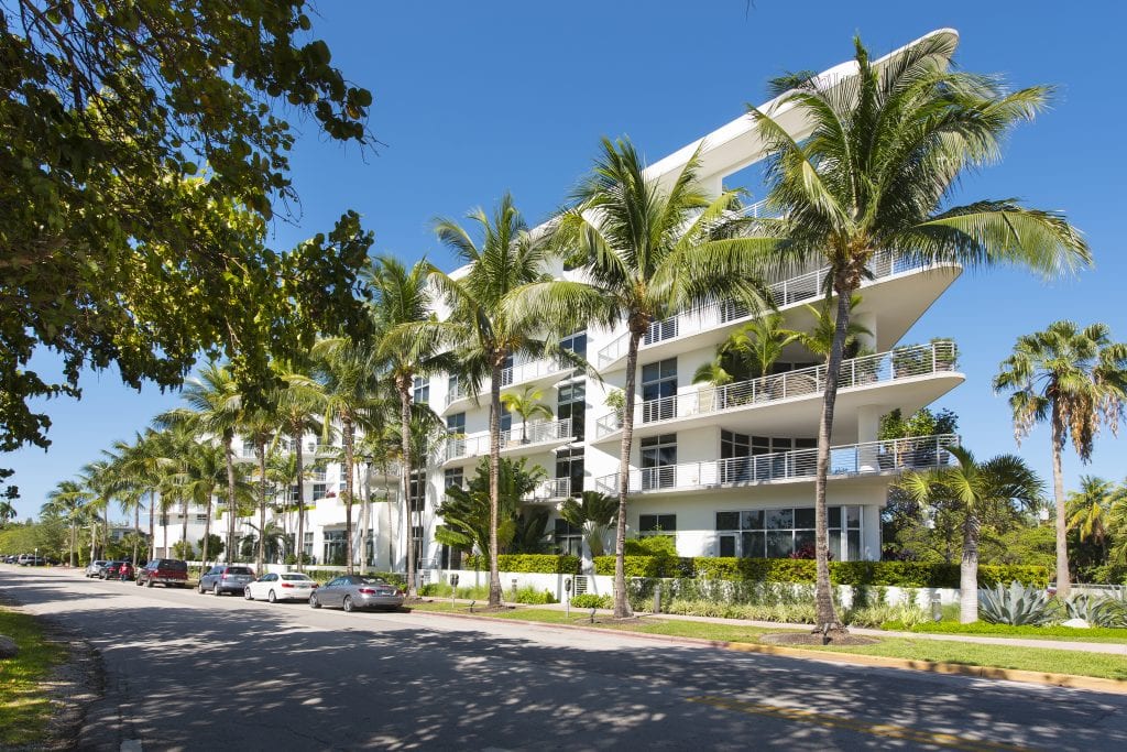 Large Miami Beach 1 Bed 1.5 Bath with High Ceilings for Lease Sea