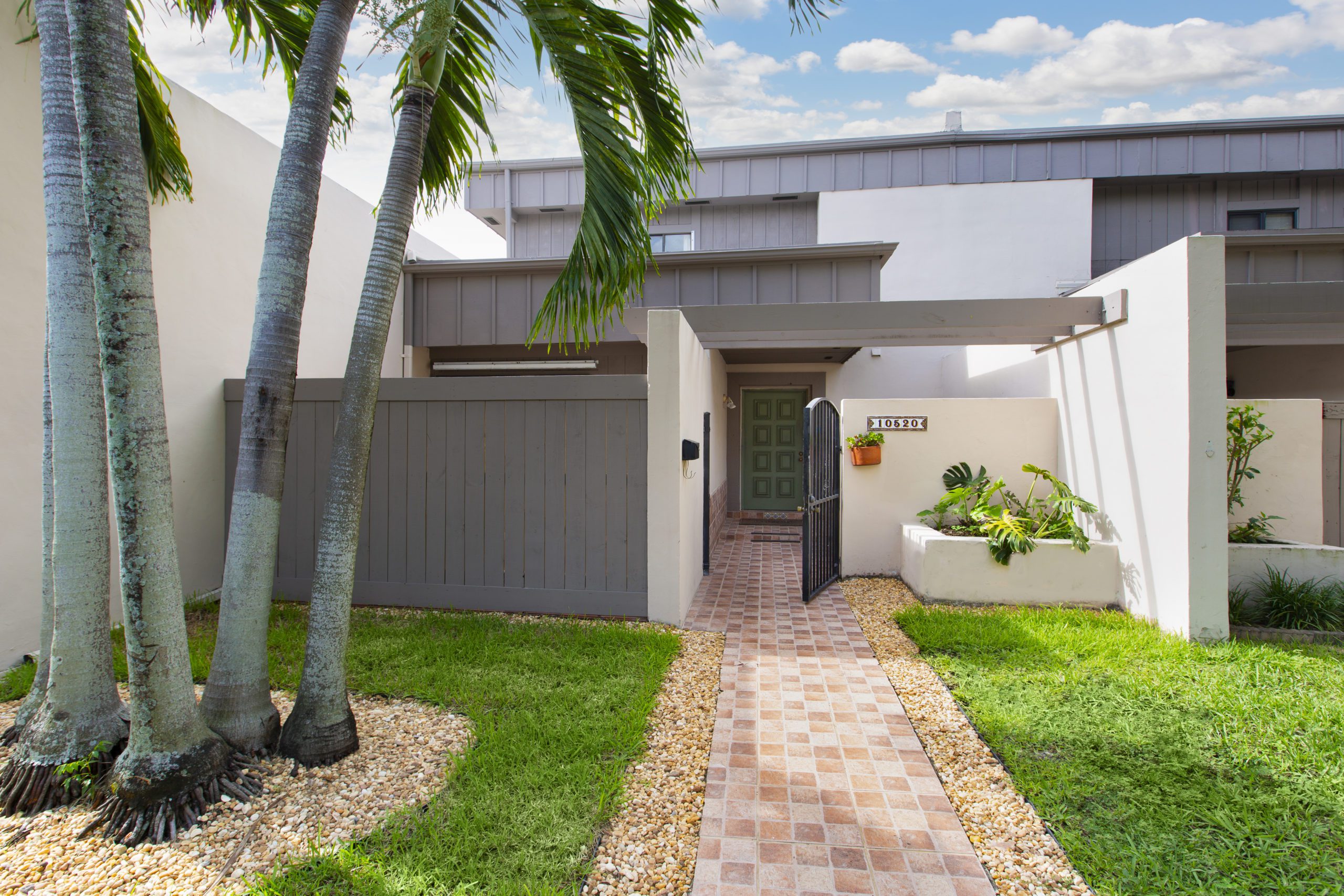 Spacious & Renovated Townhouse with Large Outdoor Terrace for Lease in Kendall