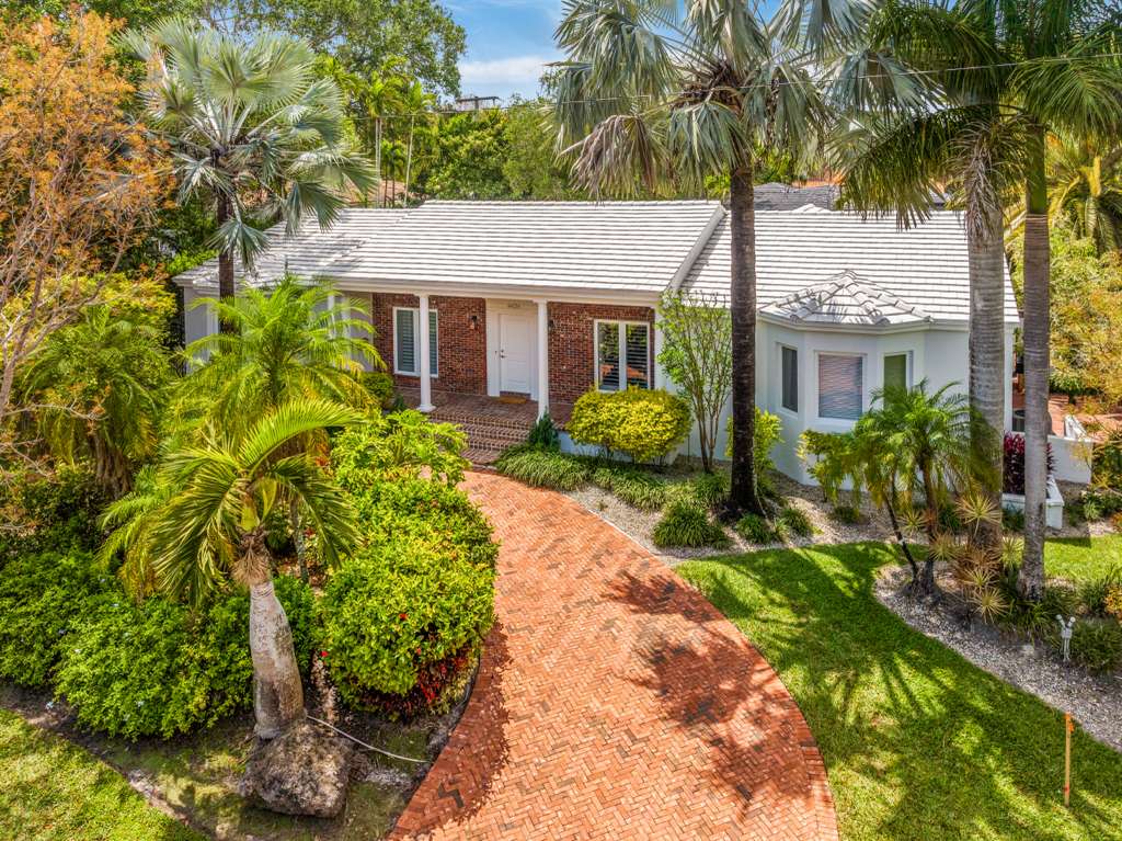 Charming Coral Gables home near UM & Riviera Golf Club. 