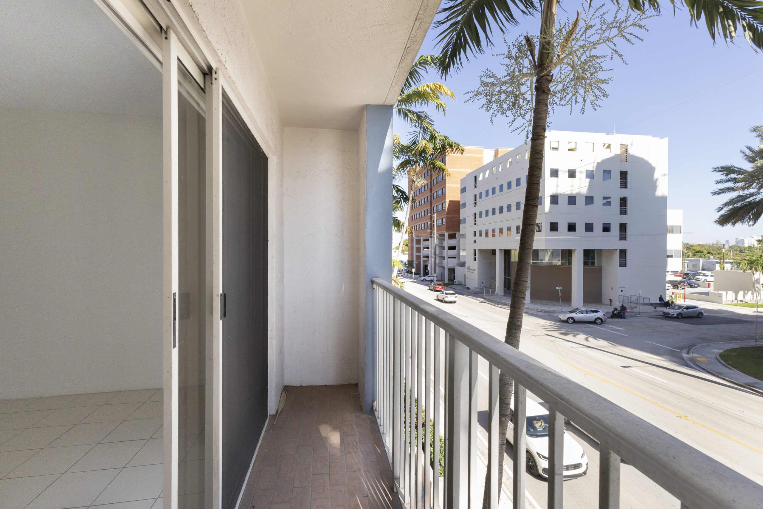 Charming 1 Bed, 1 Bath Apartment with a Den Near Downtown Coral Gables